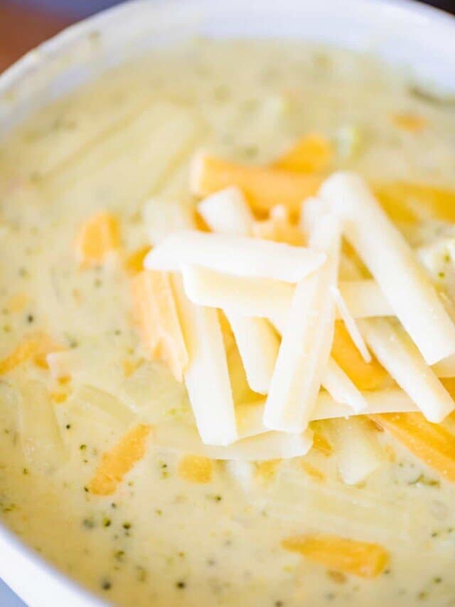 EASY BROCCOLI CHEDDAR SOUP